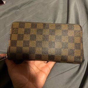 Authentic Louis Vuitton Zippy hand wallet